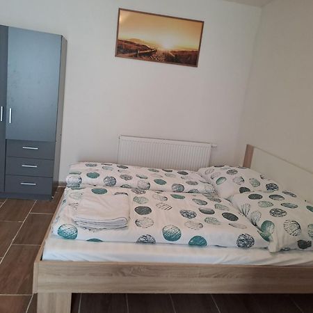 Nha Nghi Cho Cap Doi Va Gia Dinh Apartamento Praga Exterior foto