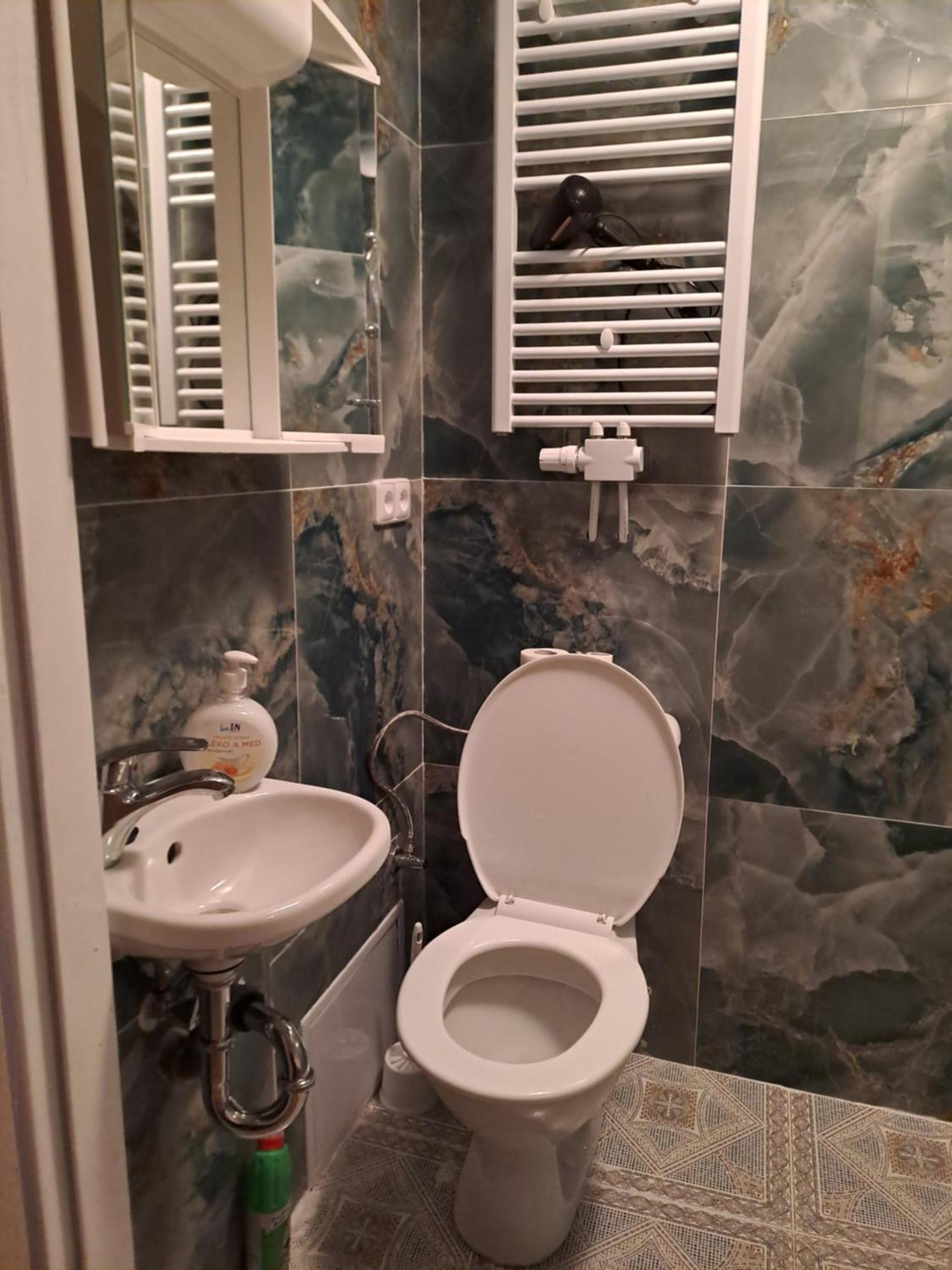 Nha Nghi Cho Cap Doi Va Gia Dinh Apartamento Praga Exterior foto